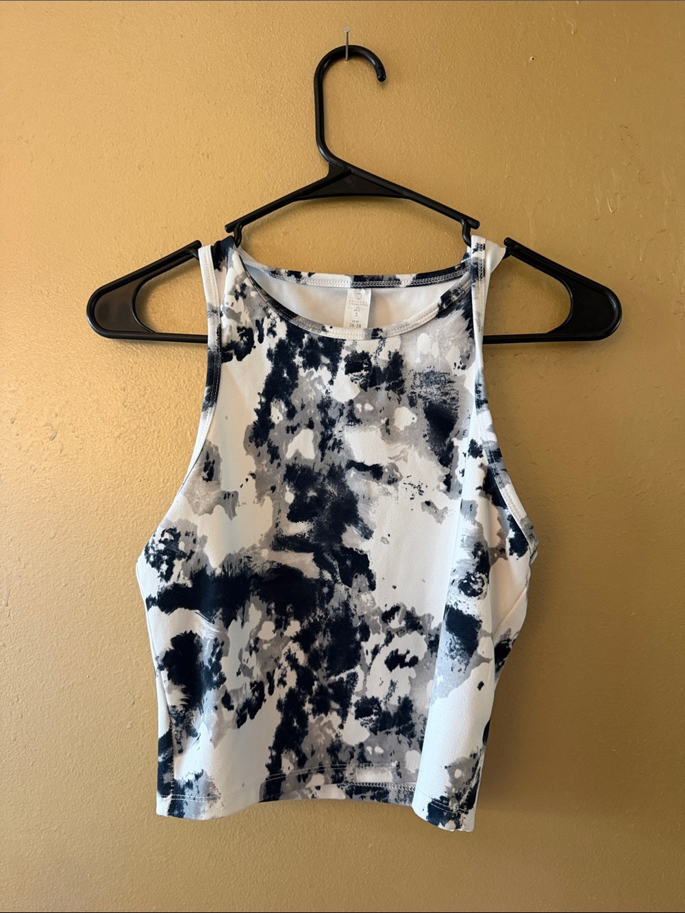Women's Athletic Black & White Abstract Print Cropped Tank Top